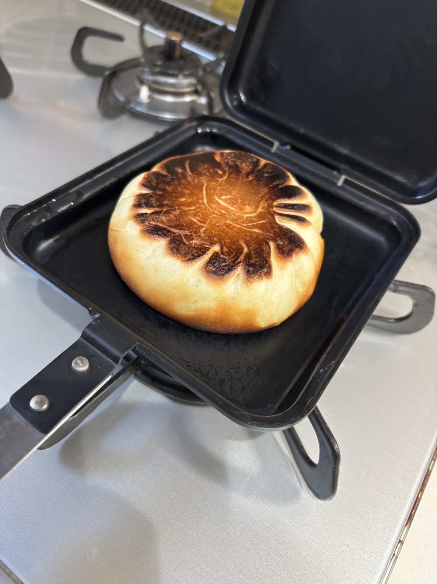 【ホットサンドメーカー】挟んで焼くだけ!カリサク香ばしい「焼き肉まん」が絶品すぎる