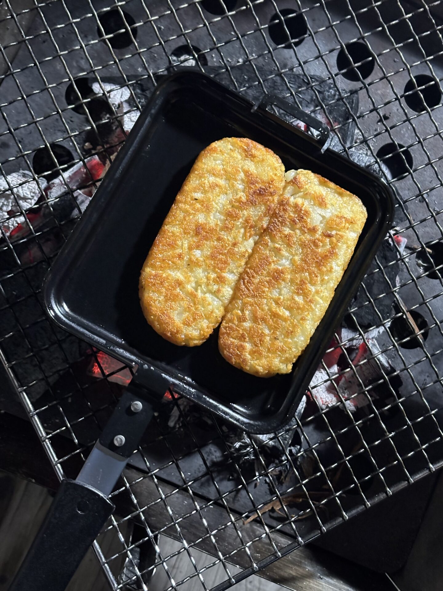 【キャンプ飯】ホットサンドメーカーで焼く「ハッシュドポテト」がカリカリで最高すぎた